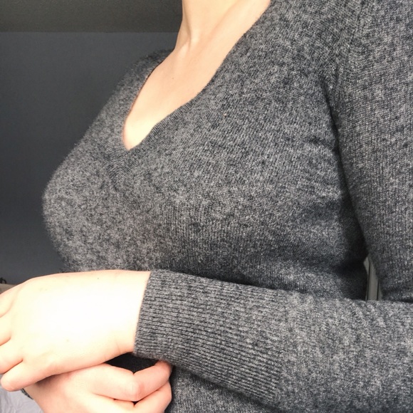 100% Cashmere Banana Republic V-neck Sweater - Picture 2 of 4